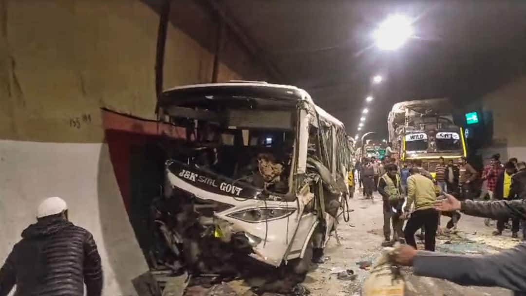 जम्मू कश्मीर के रामबन में हादसा, नवयुग सुरंग में बस पलटने से 12 लोग घायल Jammu Kashmir Accident 12 people injured as bus overturns in Navayug tunnel in Ramban जम्मू कश्मीर के रामबन में हादसा, नवयुग सुरंग में बस पलटने से 12 लोग घायल