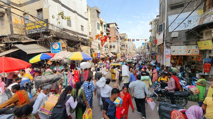 सदर बाजार के 12 टूट्टी रोड पर एमसीडी ने एक लेन पर पार्किंग का ठेका दिया है, लेकिन पार्किंग माफिया ने जबरन तीन लेन घेर रखी है. नतीजा यह है कि यहां से केवल ई-रिक्शा या दोपहिया वाहन ही मुश्किल से गुजर पाते हैं. अगर किसी को आपातकालीन चिकित्सा सुविधा की जरूरत पड़े, तो एंबुलेंस का पहुंचना असंभव हो जाता है. व्यापारियों का कहना है कि यातायात पुलिस इस समस्या की अनदेखी कर रही है.