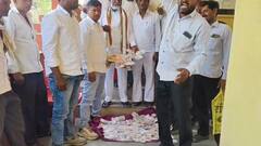 बीड जिल्ह्यात शेतकऱ्यांचा संताप, सरकारी कार्यालयात पैशांची उधळण; 500 च्या नव्याकोऱ्या खोट्या नोटांचे बंडल