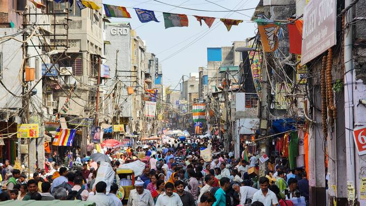 फेडरेशन ऑफ सदर बाजार ट्रेडर्स एसोसिएशन के अध्यक्ष राकेश यादव का कहना है कि दिल्ली सरकार को बाजार के पुनर्विकास पर ध्यान देना चाहिए. चेयरमैन परमजीत सिंह पम्मा ने पार्किंग समस्या को बाजार की सबसे बड़ी चुनौती बताया. वहीं व्यापारी दीपक मित्तल ने अतिक्रमण को जाम का मुख्य कारण बताया.