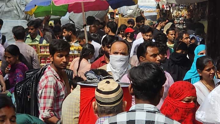 हार्डवेयर एसोसिएशन के अध्यक्ष राजेंद्र शर्मा का कहना है कि सदर बाजार का व्यापार घट रहा है और लोग दिल्ली के बाहरी इलाकों में शिफ्ट हो रहे हैं.