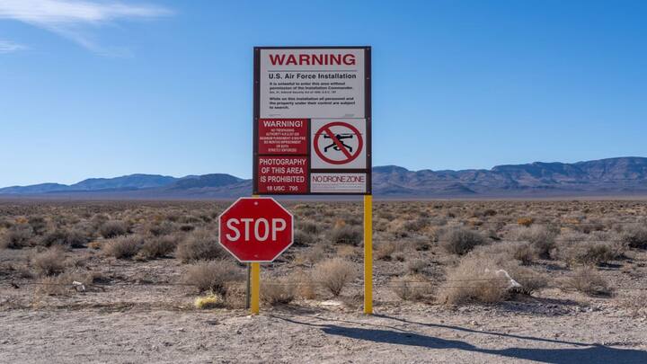 अमेरिका के नेवाडा में स्थित एरिया 51 एक गुप्त सैन्य ठिकाना है. यह हाई सिक्योरिटी से घेरा हुआ है. इस जगह को लेकर कई रहस्य और अटकलें हैं.