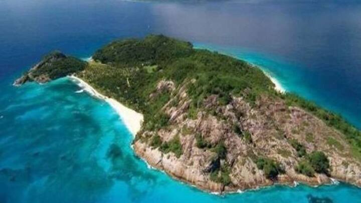 भारत के अंडमान और निकोबार द्वीप समूह में स्थित नॉर्थ सेंटिनल आइलैंड पर बाहरी लोगों के जाने पर सख्त प्रतिबंध है. यहां रहने वाली सेंटिनली जनजाति बाहरी दुनिया से संपर्क करने से डरती है और उन्हें खतरनाक मानती है.