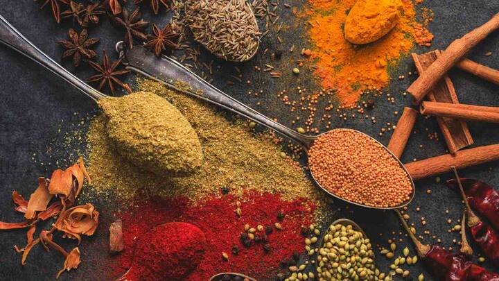 डायबिटीज को कंट्रोल करने के लिए सिर्फ दवाइयों पर निर्भर रहने की जरूरत नहीं है. सही खान-पान और घरेलू नुस्खों को अपनाकर भी ब्लड शुगर को काबू में रखा जा सकता है. हालांकि किसी भी घरेलू उपाय को आजमाने से पहले डॉक्टर की सलाह जरूर लें.