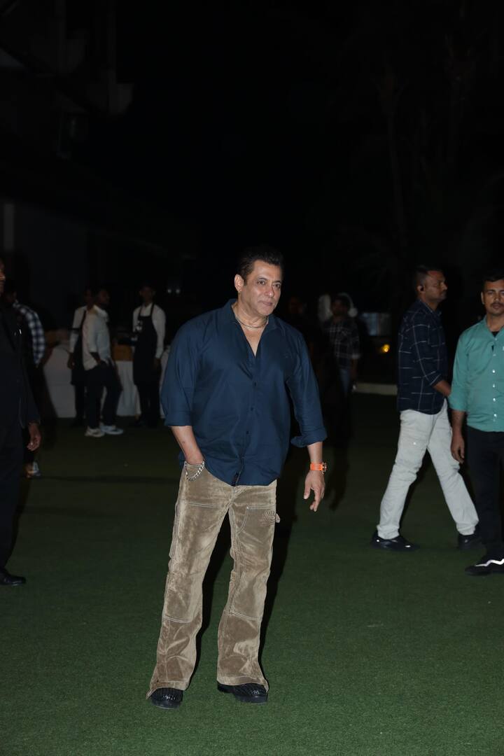 इनके अलावा बीती रात बॉलीवुड के सिकंदर यानि सलमान खान भी एक इवेंट में नजर आए. जहां हमेशा की तरह वो हैंडसम लुक में दिखे.