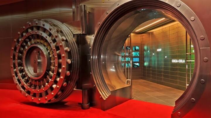कोका-कोला का सीक्रेट फॉर्मूला एक हाई-टेक वॉल्ट में सुरक्षित रखा गया है. यह वर्ल्ड ऑफ कोका-कोला म्यूजियम, अटलांटा में स्थित है. इसमें भी लोग नहीं जा सकते हैं.