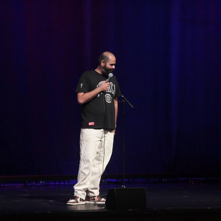 कुणाल कामरा मुंबई महाराष्ट्र के रहने वाले हैं. कुणाल कामरा का जन्म 3 अक्टूबर 1988 को माहिम, मुंबई में हुआ था. कुणाल की पढ़ाई लिखाई भी मुंबई से हुई है. साथ ही इनके फिल्मी करियर की शुरुआत भी यहीं से हुई और बाद में ये कॉमेडी की ओर आ गए.