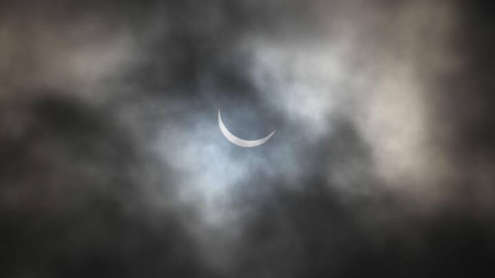 மேலும், அடுத்த சூரிய கிரகணமானது வரும் செப்டம்பர் மாதம் 21 ஆம் தேதி நிகழும் என்றும் தகவல் தெரிவிக்கின்றன.