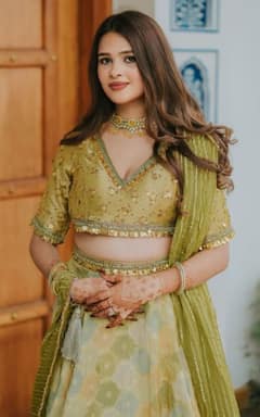 कुमार विश्वास की बेटी अग्रता शर्मा की एथनिक लुक में 10 तस्वीरें, नहीं हटेगी नजर