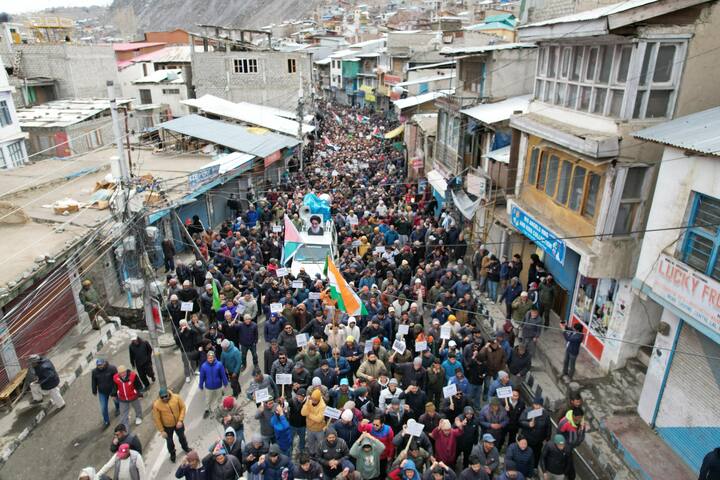 उन्होंने हिंसक हमलों, सांप्रदायिक भेदभाव और अल्पसंख्यक समुदाय पर लगाए गए प्रतिबंधों की निंदा की. उन्होंने अंतरराष्ट्रीय समुदाय से हस्तक्षेप करने और बुनियादी मानवाधिकारों की सुरक्षा सुनिश्चित करने का आग्रह किया. शेख नजीर ने बौद्ध विरासत स्थलों पर अवैध कब्जे का जिक्र किया.