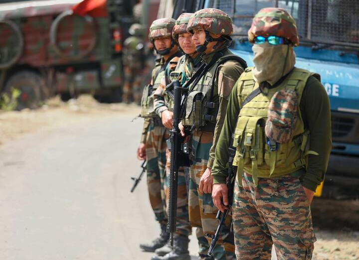 उन्होंने बताया कि जम्मू-कश्मीर पुलिस के विशेष अभियान समूह (एसओजी) के नेतृत्व में सेना और सीआरपीएफ की सहायता से की गई कार्रवाई में तीन आतंकवादी ढेर हो गए. इस दौरान एक उप-विभागीय पुलिस अधिकारी (एसडीपीओ) समेत तीन सुरक्षाकर्मी कथित तौर पर मुठभेड़ स्थल के पास फंस गए, जो घने पेड़ों से घिरे एक नाले के पास है. हालांकि, आधिकारिक सूत्रों ने बताया कि एसडीपीओ (डीएसपी रैंक के अधिकारी) को देर शाम घटनास्थल से निकाल लिया गया, जबकि उनके तीन निजी सुरक्षा अधिकारी मृत पाए गए.