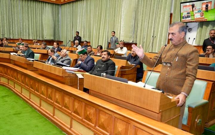 जबकि विधायक का बेसिक वेतन 55 हजार, कार्यालय भत्ता, 30 हजार रुपये, विधानसभा क्षेत्र भत्ता, 90 हजार रुपये, टेलीफोन भत्ता, 15 हजार रुपये, डाटा ऑपरेटर भत्ता, 15 हजार रुपये, प्रतिपूरक भत्ता, 5 हजार रुपये, कुल वेतन-भत्ता, 2.10 लाख रुपये था.