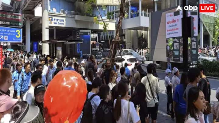 भूकंप की वजह से बैंकॉक में एक निर्माणाधीन गगनचुंबी इमारत गिर गई. रिपोर्ट्स के अनुसार ये बिल्डिंग भूकंप के झटके को सहन नहीं कर पाई और ढह गई. भूकंप के बाद सोशल मीडिया पर कई और वीडियो वायरल हो रहे हैं जिनमें लोग दहशत में भागते हुए दिखाई दे रहे हैं.