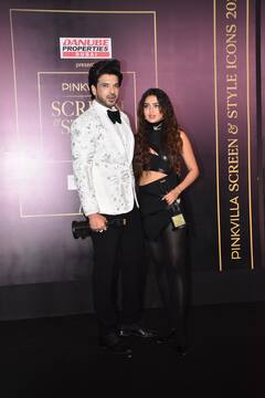 अवॉर्ड फंक्शन में तेजा-करण कुंद्रा का जलवा, बेटे संग पहुंची गोविंदा की पत्नी सुनीता, देखें फोटोज