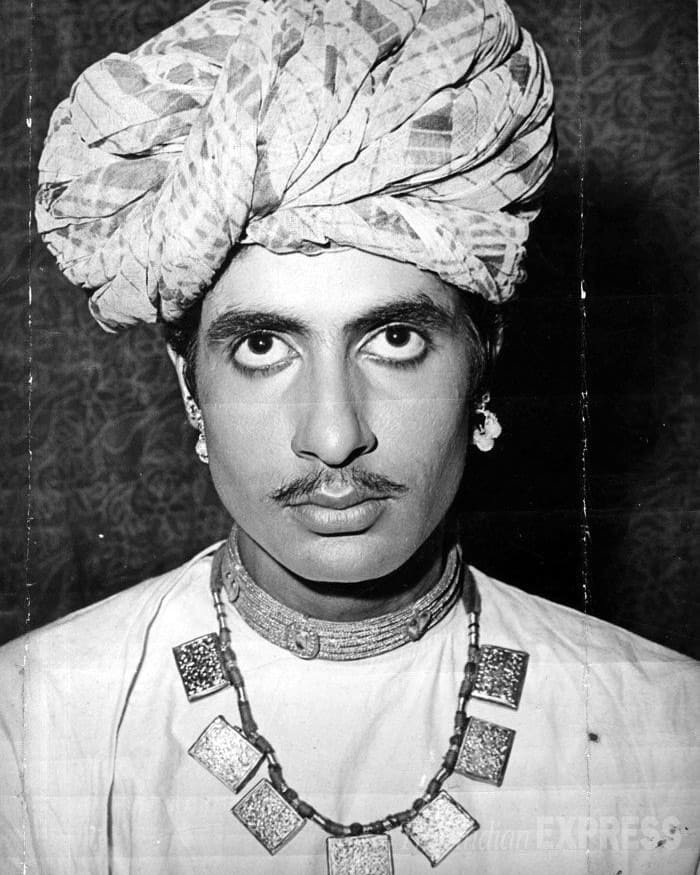 बता दें अमिताभ ने अपना करियर फिल्म 'सात हिंदुस्तानी'  से शुरू किया था. लेकिन उनको असली पहचान 'आनंद' और ‘जंजीर’ से मिली थी.