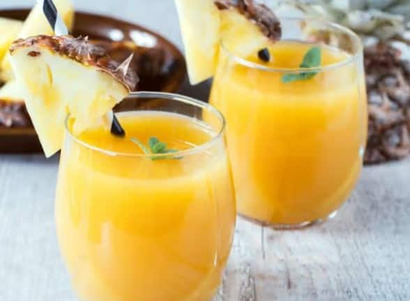 અનાનસમાં બ્રોમેલેન નામનું એન્ઝાઇમ જોવા મળે છે, જે પાચનતંત્રને સુધારે છે. તે ખોરાકને પચાવવામાં મદદ કરે છે અને પેટમાં ગેસ અને અપચોની સમસ્યાને દૂર કરે છે.