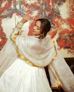 व्हाइट डीपनेक अनारकली सूट में मलाइका अरोड़ा ने दिए दिलकश पोज, माथे की बिंदी पर अटका फैंस का दिल