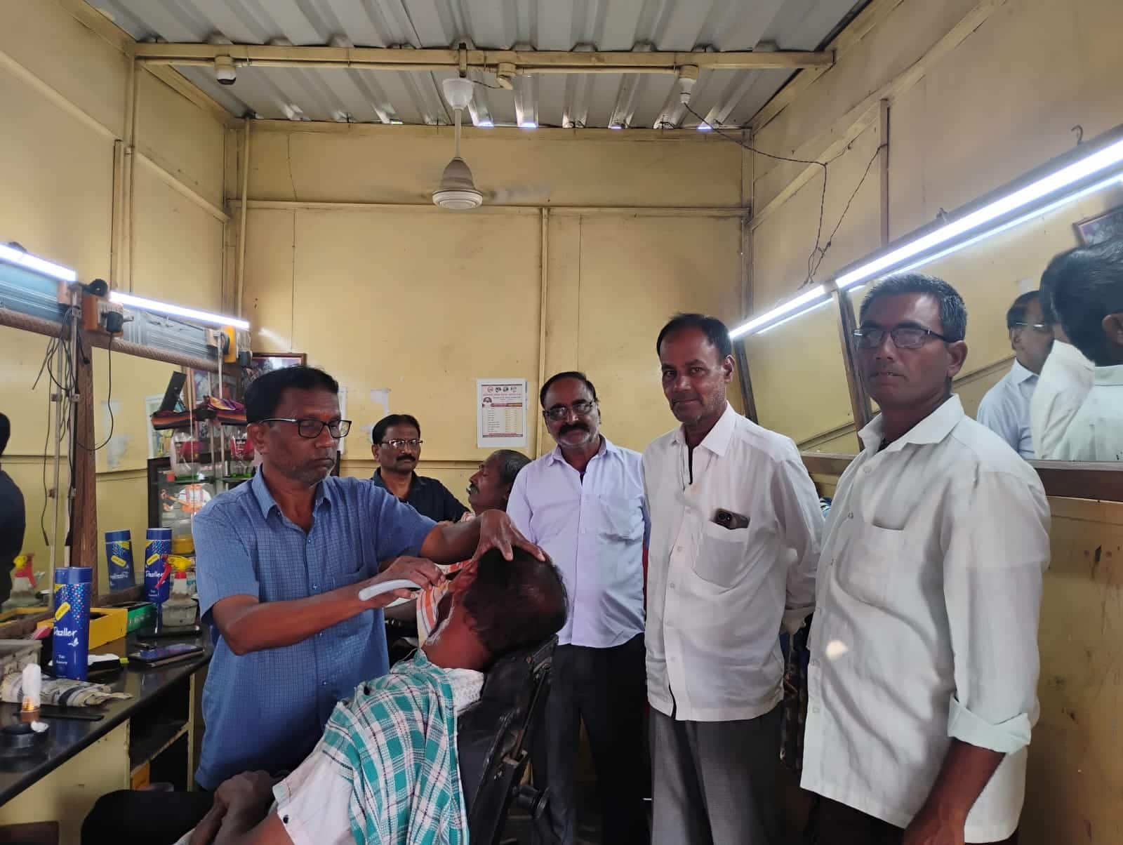 कार्यकर्त्याचं आपल्या नेत्यावर अनोखं प्रेम, वाढदिवसादिवशी दाढी कटींग मोफत, 3 वर्षापासून उपक्रम सुरु 