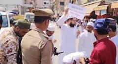 IN Pics: वाराणसी में अदा की गई अलविदा जुमे की नमाज, ज्ञानवापी के पास पोस्टर लेकर पहुंचे लोग