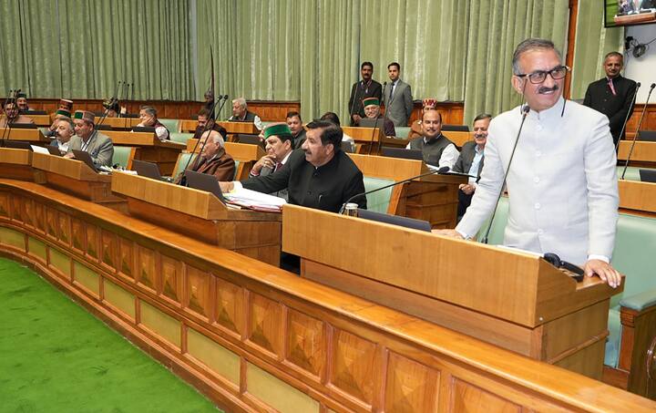 हालांकि आर्थिक संकट के बीच ये बढ़ौतरी हिमाचल की जनता को हजम नहीं हो रही है. विधेयक पर विपक्ष के नेता जय राम ठाकुर ने कहा कि जब उन्होंने पहली बार मारुति 800 कार ली तो वह हादसे का शिकार हो गई. जिस गाड़ी से टक्कर हुई उसको देने के लिए साढ़े चार हज़ार रुपये नहीं थे.