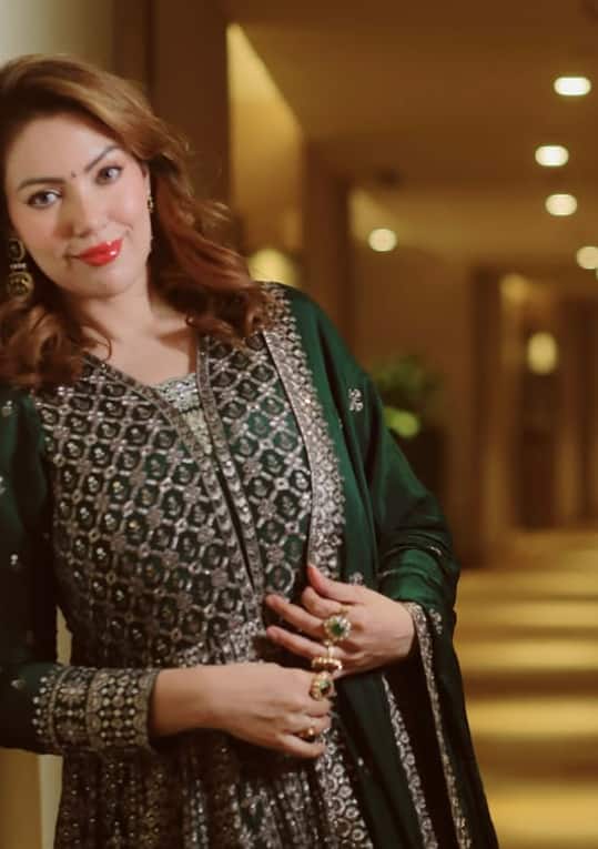 At the same time, this green suit look of Munmun can also recreate on Eid. Believe everyone will do your arrow.