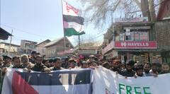 Photos: अलविदा जुमे की नमाज के बाद प्रदर्शन, फिलिस्तीन के समर्थन में निकाली रैली