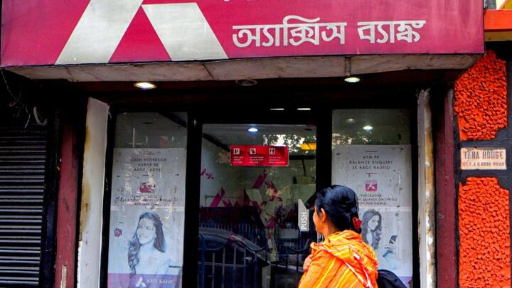 ধরুন, কোনও কারণে আপনি ATM কার্ডটি বাড়িতে ফেলে বেরিয়ে এসেছেন। রাস্তায় মনে পড়ল, জরুরি প্রয়োজনে টাকা তোলার কথা। বাড়িতে ফিরে যাওয়ারও উপায় নেই। চিন্তার কোনও কারণ নেই।