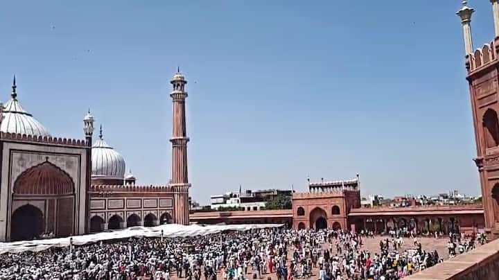 रमजान के पवित्र महीने की शुरुआत 2 मार्च को हुई. 30 मार्च को शव्वाल का चांद दिखने पर 31 मार्च को ईद मनाई जाएगी. अगर शव्वाल का चांद 31 मार्च को दिखा तो फिर ईद 1 अप्रैल को मनाई जाएगी.