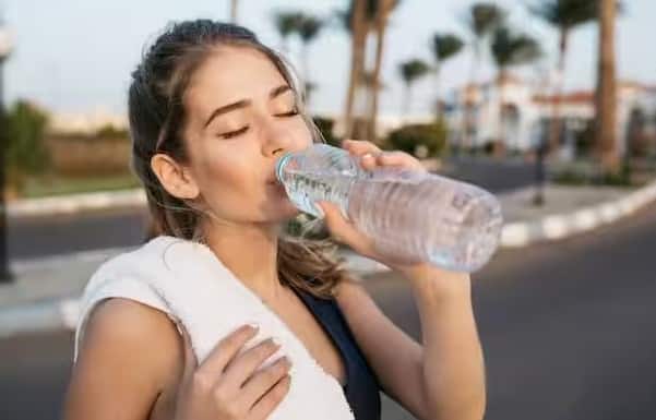 એપ્રિલ હજુ શરૂ પણ થયો નથી અને ગરમીએ પોતાનું ઉગ્ર સ્વરૂપ બતાવવાનું શરૂ કરી દીધું છે. દેશના ઘણા ભાગોમાં પારો 40 ડિગ્રીની આસપાસ પહોંચી ગયો છે. નિષ્ણાતો માને છે કે તીવ્ર સૂર્યપ્રકાશ અને ગરમીને કારણે શરીરમાં પાણીની ઉણપ એટલે કે ડિહાઇડ્રેશન થઈ શકે છે, જેના કારણે ઘણી સમસ્યાઓ થઈ શકે છે. ઉનાળામાં પુષ્કળ પાણી પીવાની સલાહ આપવામાં આવે છે. પરંતુ એ જાણવું પણ મહત્વપૂર્ણ છે કે દરરોજ કેટલું પાણી પીવું જોઈએ અને તેની ઉણપથી કઈ સમસ્યાઓ ઊભી થઈ શકે છે.