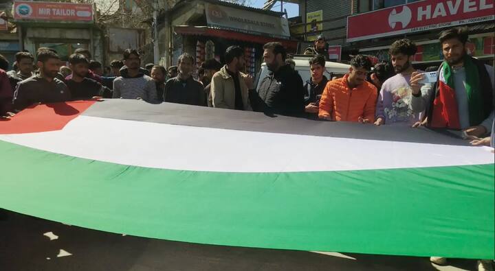 प्रदर्शनकारियों ने फिलिस्तीन पर इजरायल के कब्जे और हिजबुल्लाह नेता हसन नसरुल्लाह की हत्या की कड़े शब्दों में आलोचना की. फिलिस्तीन और हसन नसरुल्लाह के समर्थन में प्रदर्शकारियों ने नारेबाजी की. सबसे बड़ा विरोध प्रदर्शन बडगाम में हुआ. प्रदर्शन में सैकड़ों रोजेदारों ने भाग लिया.