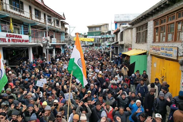 कारगिल वासियों ने अलविदा जुमा को यौम-ए-कुद्स के रूप में मनाया. जुमे की नमाज के बाद रैली का आयोजन किया गया. फिलिस्तीन के साथ एकजुटता प्रदर्शित करते हुए प्रदर्शनकारियों ने मस्जिद अल-अक्सा पर अवैध कब्जे का विरोध किया. रैली इस्ना अशरिया कैंपस कारगिल से शुरू होकर मुख्य बाजार होते हुए इस्ना अशरिया चौक पर समाप्त हुई.