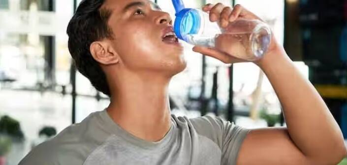 ઉનાળાની ઋતુમાં શરીરને ઠંડુ અને હાઇડ્રેટેડ રાખવું ખૂબ જ મહત્વપૂર્ણ છે. પરંતુ ઘણીવાર લોકો સમજી શકતા નથી કે ઉનાળામાં દરરોજ કેટલું પાણી પીવું જોઈએ, જેના કારણે સમસ્યાઓ વધી શકે છે. જો તમે લાંબા સમય સુધી બહાર રહો છો, સખત મહેનત કરો છો અથવા કસરત કરો છો તો તમારે વધુ પાણી પીવાની જરૂર પડી શકે છે. આ ઉપરાંત શરીરને હાઇડ્રેટ રાખવા માટે તમે નારિયેળ પાણી, લીંબુ પાણી, છાશ અને ફળોનો રસ પણ લઈ શકો છો.