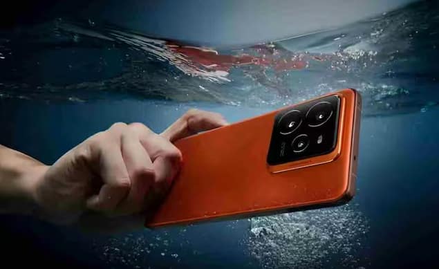 Realme એ નવેમ્બર 2024માં ભારતીય બજારમાં GT 7 Pro લોન્ચ કર્યો હતો જે સ્નેપડ્રેગન 8 એલીટ પ્રોસેસર સાથેનો પહેલો સ્માર્ટફોન બન્યો હતો. હવે કંપની તેનું બેઝ મોડેલ લોન્ચ કરવાની તૈયારી કરી રહી છે. Realme GT 7 ની ઘણી વિગતો ઓનલાઈન લીક થઈ ગઈ છે. જોકે, કંપનીએ હજુ સુધી આ ફોન વિશે કોઈ સત્તાવાર માહિતી શેર કરી નથી, પરંતુ લીક થયેલા અહેવાલોમાં તેના ફીચર્સ જાહેર થયા છે.