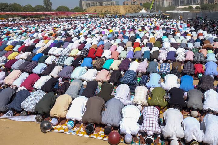Muslim devotees offer 'namaz' on the last Friday of the holy month of Ramzan, in Gurugram, Friday, March 28, 2025. (Source: PTI)