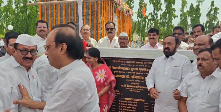 अजित पवार पुढे आले आणि संचालकांना मागे ढकलले.