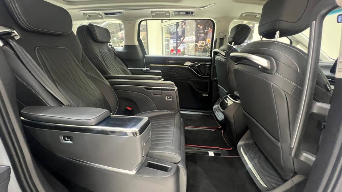 MG M9 First Look Review: Massive Luxury Car With Huge Space!