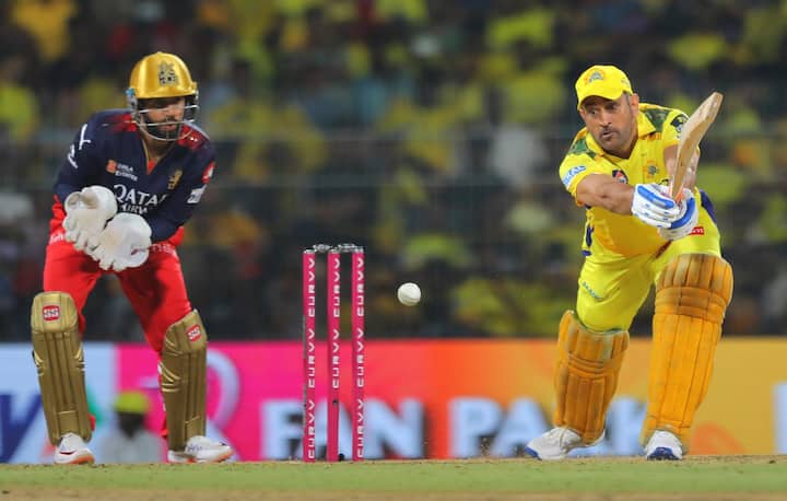 चेन्नईकडून सर्वाधिक 41 धावा राचिन रवींद्रनं केल्या. त्यानंतर सर्वाधिक धावसंख्या धोनीची ठरली. धोनीनं 16 बॉलमध्ये 30 धावा केल्या. धोनी नाबाद राहिला मात्र चेन्नईला विजयापर्यंत नेऊ शकला नाही.