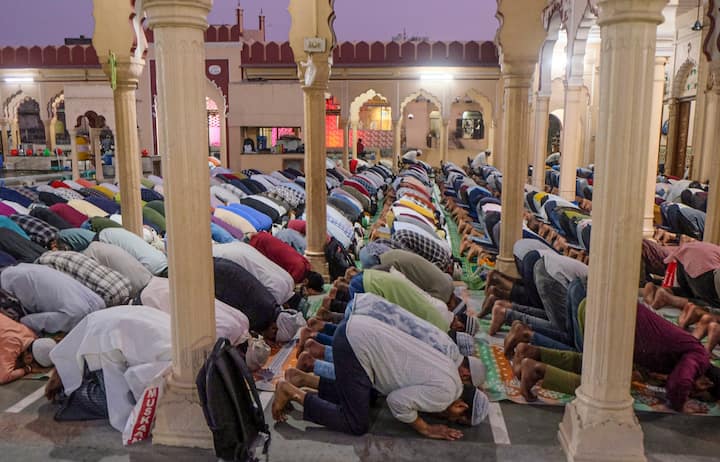 रोजेदारों ने गुरुग्राम की जामा मस्जिद में नमाज अदा की. यहां बड़ी संख्या में मुस्लिम धर्मावलंबी मौजूद थे. (फाइल फोटो)