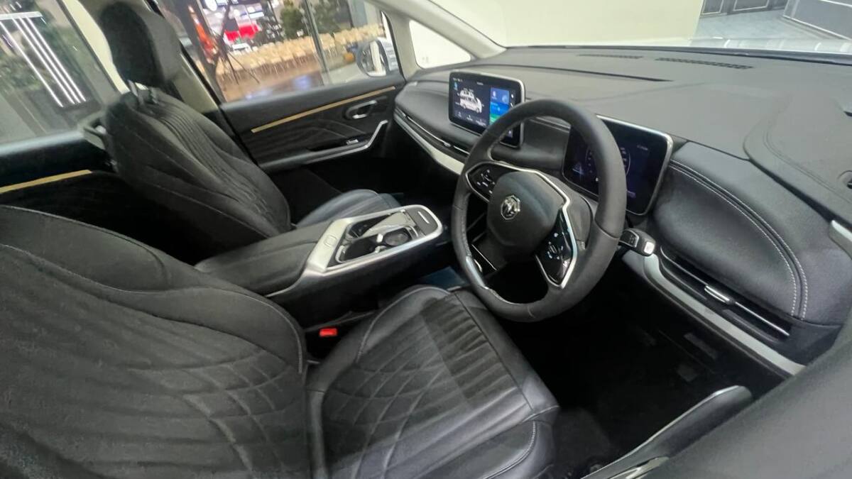 MG M9 First Look Review: Massive Luxury Car With Huge Space!