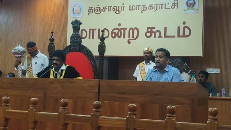 Thanjavur Municipal Corporation budget meeting tnn மேயரால் மாநகராட்சிக்கே அவமானம் - திமுக கவுன்சிலர் குற்றச்சாட்டு; அதிமுக கவுன்சிலர்கள் பாராட்டு