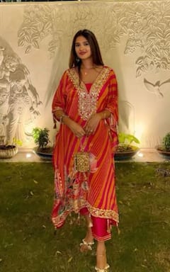 कुमार विश्वास की बेटी अग्रता शर्मा की एथनिक लुक में 10 तस्वीरें, नहीं हटेगी नजर