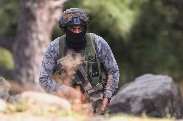 उल्लेखनीय है कि रविवार शाम को कठुआ जिले के हीरानगर सेक्टर में एसओजी ने आतंकवादियों के एक समूह को रोका था. अधिकारियों ने बताया कि बड़े पैमाने पर तलाशी अभियान के बावजूद आतंकवादी शुरुआती घेराबंदी से बच निकलने में सफल रहे. उन्होंने कहा कि माना जा रहा है कि उन्हें मुठभेड़ स्थल से लगभग 30 किलोमीटर दूर जाखोले के पास देखा गया होगा. अधिकारियों ने बताया कि जब एक एसडीपीओ के नेतृत्व में पुलिस दल विशेष सूचना मिलने के बाद वहां पहुंचा तो आतंकवादी जंगल के रास्ते से आगे बढ़ रहे थे. उन्होंने बताया कि उन पर भारी गोलीबारी की गई, जिसके बाद मुठभेड़ शुरू हो गई. पुलिस, सेना और सीआरपीएफ की ओर से इलाके में तुरंत अतिरिक्त सुरक्षाकर्मी तैनात किए गए.