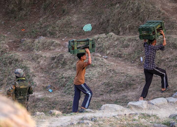 उन्होंने बताया कि एक अन्य लापता पुलिसकर्मी के बारे में तत्काल पता नहीं चल पाया है। जम्मू-कश्मीर पुलिस ने पुलिसकर्मियों की मौत की न तो पुष्टि की है और न ही खंडन किया है. पुलिस ने कहा है कि शुक्रवार सुबह घटनास्थल पर पहुंचने के बाद ही स्पष्ट तस्वीर सामने आएगी. अधिकारियों ने बताया कि सुरक्षा बलों ने रात में अभियान रोक दिया, इसलिए अभी तक आतंकवादियों के शव बरामद नहीं किए जा सके हैं. उन्होंने कहा कि शुक्रवार सुबह अभियान फिर से शुरू किया जाएगा, क्योंकि माना जा रहा है कि इलाके में दो और आतंकवादी घिरे हुए हैं.