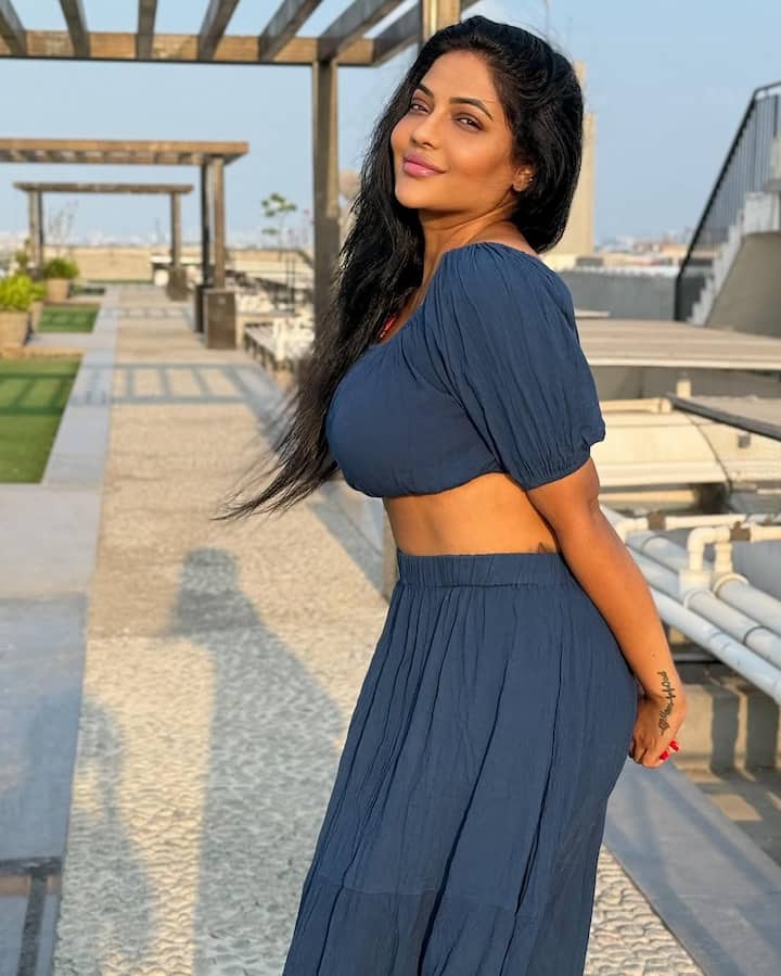 சினிமாவைப் பொறுத்த வரையில், நடிகை என்றாலே அட்ஜெஸ்மெண்ட் செய்ய வேண்டும். அப்போது தான் வாய்ப்பு கிடைக்கும் என்று எல்லோருமே சொல்கிறார்கள். அட்ஜெஸ்மெண்ட்டை செய்யாமல் தங்களின் திறமையால் ஜெயித்த பிரபலங்களும் உள்ளனர் அப்படி சினிமா மற்றும் சின்னத்திரையில் ஜெயித்த ஒருவரை பற்றி தான் இந்த பதிவில் பார்க்க போகிறோம்.