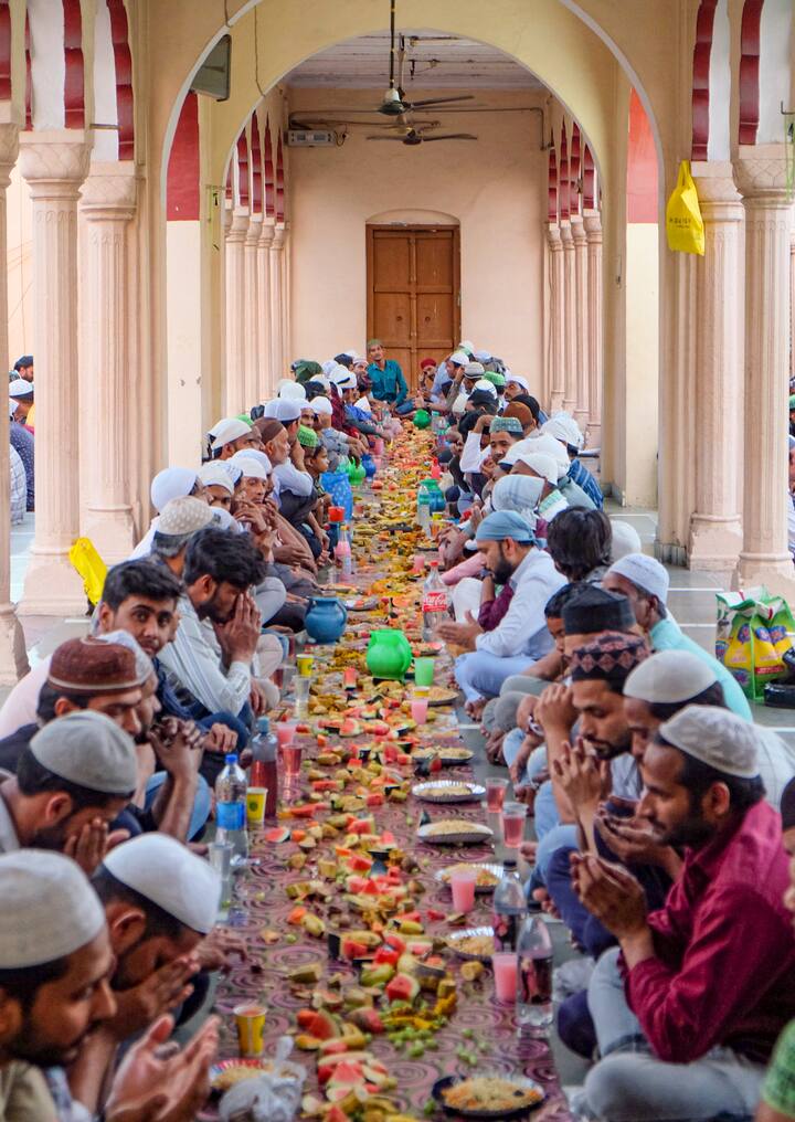 गुरुग्राम के मस्जिद की तस्वीर आई है जिसमें रोजेदार इफ्तारी खाते हुए देखे जा रहे हैं. यह बुधवार की तस्वीर है. (फाइल फोटो)