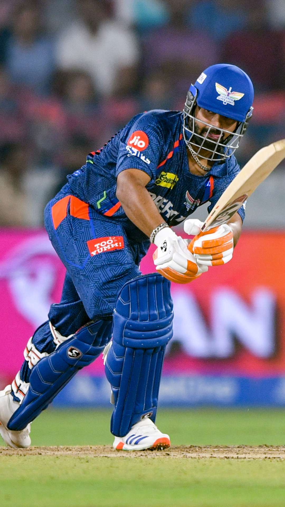 उन्हें इसके बाद लखनऊ