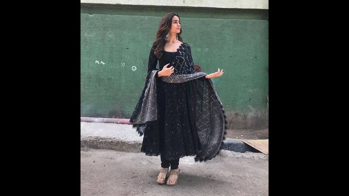 3. Timeless Black Anarkali: The captivating black Anarkali had a graceful flow. Alia Bhatt's outfit consisted of a classic Anarkali kurta that she paired with a matching dupatta. The flowing black dupatta had delicate golden accents and a subtle lacework that makes it ideal for special occasions. (Image Source: Pinterest/WeddingPlz)