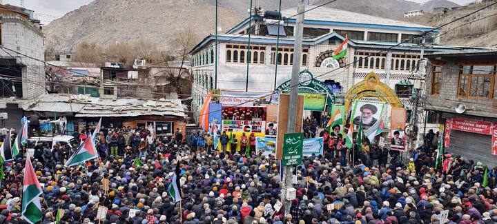 'फिलिस्तीन को आजाद करो', 'इजराइल का बहिष्कार करो,' 'मुसलमानों के खिलाफ अत्याचार बंद करो' की हाथों में तख्तियां लेकर रोजेदार सड़कों पर उतरे. उन्होंने गाजा पर कब्जे और अन्यायपूर्ण घेराबंदी को तुरंत समाप्त करने की मांग की. रैली की शुरुआत पवित्र कुरान के पाठ से हुई.