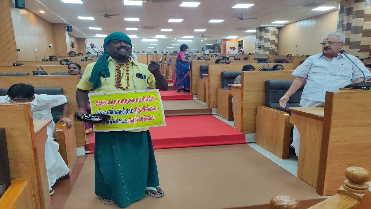 மேயரால் மாநகராட்சிக்கே அவமானம் - திமுக கவுன்சிலர் குற்றச்சாட்டு; அதிமுக கவுன்சிலர்கள் பாராட்டு