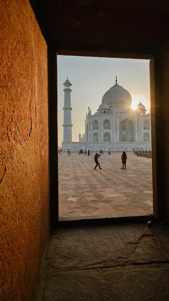 उत्तर प्रदेश किस-किस राज्य से घिरा हुआ है?